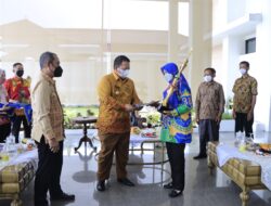 Gubernur Lampung Serahkan Hadiah Pemenang Lomba Wana Lestari 2021