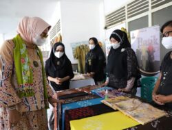 Peringati Hari Batik Nasional, Ketua Dekranasda Lampung tinjau Mini Exhibition UMKM Batik