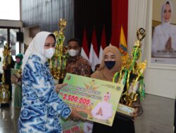 Riana Sari Serahkan Hadiah Bagi Pemenang Lomba Qasidah