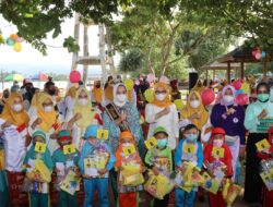 Ke Pesibar, Riana Main Bareng Anak-Anak PAUD