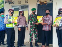 Peringatan Hari Pahlawan, Polres Tanggamus Bagikan Bansos ke Penjaga Makam dan Veteran