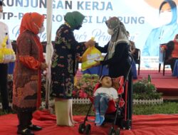 Kunker ke Lampung Utara, Riana Sari Tebar 10.000 Benih Ikan di Bendungan Way Tebabeng