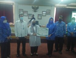 BPJS Ketenagakerjaan Lampung Berikan Dewi Handajani penghargaan Anugerah Paritrana