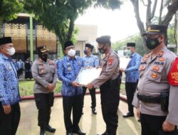 Wahdi Siradjuddin Beri Penghargaan untuk 65 Anggota Polres Metro