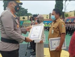 Kapolres Tanggamus Berikan Penghargaan 17 Orang Tim Vaksinator Covid-19