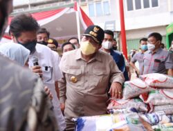 Gubernur Lampung Dampingi Airlangga Tinjau Operasi Pasar di Pasar Kangkung