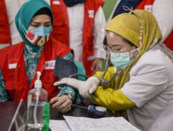 Indira Donorkan Darahnya di Donor Darah Massal yang Berlangsung di Negeri Katon