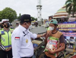 Operasi Keselamatan Krakatau, Kapolres dan Bupati Lampung Tengah Bagikan Helm dan Sembako