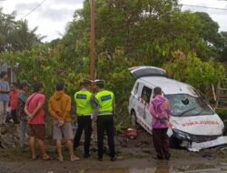 Ambulance Tabrak Sepeda Motor di Gunung Alip, Pasien Dalam Mobil Tewas di Tempat