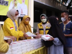 Riana Sari Bagi-Bagi Nasi Kotak ke Masyarakat Bandar Lampung