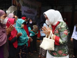 Ketua PKD Lampung Serahkan Paket Sembako dan Uang Tunai ke Tuna Netra