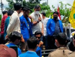 Ketua DPRD Metro Temui Ratusan Mahasiswa yang Demo