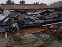 Kios Pasar Gunung Katun Dihajar Angin Kecang