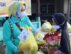 Riana Salurkan Bantuan Sembako  Program Siger