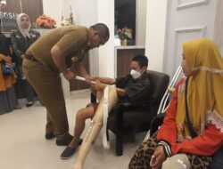 Dinsos Lampung Serahkan Bantuan Kaki Palsu