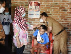 Wahdi Sambangi Warga Lumpuh di Ganjar Asri