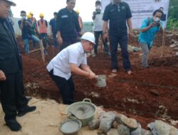 Dendi Letakkan Batu Pertama Pembangunan Balai Wartawan Pesawaran