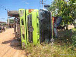 Mobil Dump Truck Terbalik di Rawajitu, Tulang Bawang