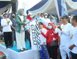 Riana Lepas Peserta Jalan Sehat HUT ke-61 IKWI