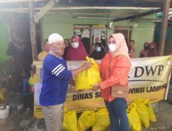 Dharma Wanita Persatuan Dinsos Lampung Salurkan Bantuan Lewat Program SIGER