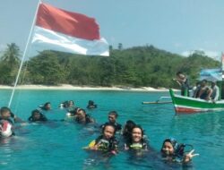 Klub Selam Anemon FMIPA Unila Bersama Tim Kibarkan Bendera Merah Putih di Bawah Laut