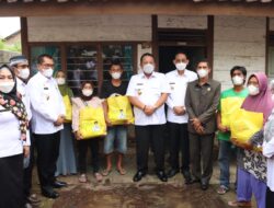 Arinal Serahkan BLT BBM dan Sembako di Kabupaten Pringsewu