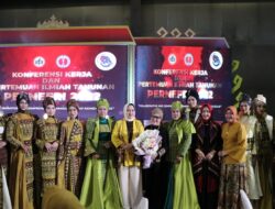 Riana Hadiri Pernefri Night, Angkat Wastra Lampung  Melalui Fashion Show Koleksi Busana Dekranasda