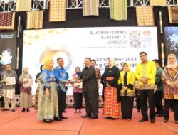 Gubernur Arinal Didampingi Riana Sari Resmi Menutup Lampung Craft 2022, Nilai Transaksi 1,6 Milyar Lebih