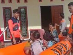 Tim TRC Lamsel Evakuasi Korban Banjir Ke Lokasi Lebih Aman