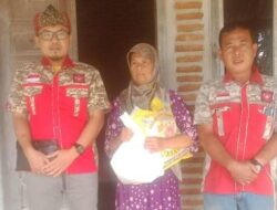 GML Bagikan Sembako Jum’at Berkah ke Pengrajin Buruh Tusuk Sate