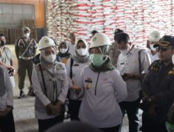 Wagub Chusnunia Lakukan Pengawasan Penyaluran Pupuk di Pelabuhan Peti Kemas Panjang