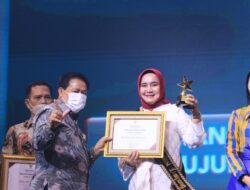 Riana Sari Arinal Terima Penghargaan Nugra Jasa Dharma Pustaloka 2022
