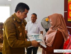 Bupati Dendi Salurkan Bantuan Bansos pada Masyarakat Terdampak Inflaai