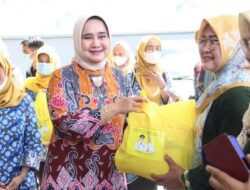 Riana Sari Arinal Serahkan Bantuan  Paket Sembako Kepada Forhati Lampung
