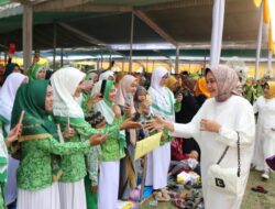 Gubernur Didampingi Ketua TP PKK Riana Sari Arinal Hadiri Pengajian di Lampung Tengah