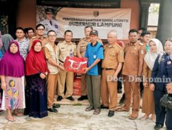 Kirim Bantuan, Plt. Kadissos Tulang Bawang Sambagi Korban Bencana Angin Puting Beliung