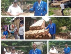 Anggota DPRD Pesawaran Muklis Bantu Material Rumah Pada Warga Terdampak Angin Kencang