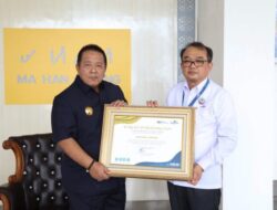 Arinal Terima Penghargaan dari PT Taspen