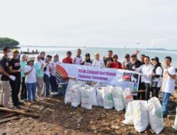 Peringati HPSN 2023, Pemprov Lampung Bersih-Bersih Pantai Payang Panjang