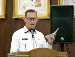 Sekdaprov Lampung Menyerahkan Persetujuan Teknis dan Kenaikan Pangkat PNS  Pemprov Lampung
