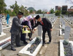 Sekdaprov Pimpin Upacara Ziarah dan Tabur Bunga di Taman Makam Pahlawan Lampung