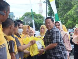 Arinal Bagi-Bagi Takjil
