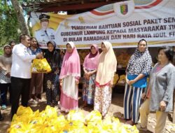 Gubernur Arinal Salurkan Bansos 100 Paket Sembako