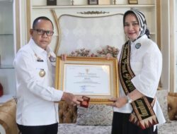 Riana Sari Arinal Dapat Penghargaan Wiyata Dharma Pratama dari Kemendikbudristek