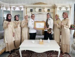 Riana Sabet Penghargaan Wiyata Dharma Pratama