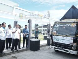 Bupati Pesibar Lepas Tim Penyaluran Beras Bantuan Pangan Untuk 19.429 KPM