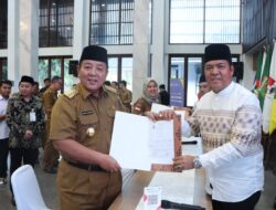 Gubernur Arinal dan Wagub Chusnunia Chalim Serahkan Zakat Melalui Baznas