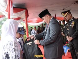 Bupati Dendi Serahkan Bantuan Program Indonesia Pintar