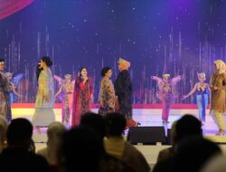Ketua Dekranasda Provinsi Lampung Tampilkan Tapis di Fashion Show HUT Dekranas ke-43