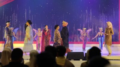 Ketua Dekranasda Provinsi Lampung Tampilkan Tapis di Fashion Show HUT Dekranas ke-43